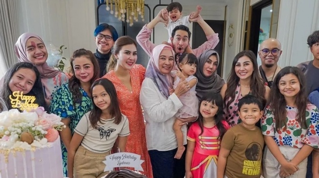 Potret Kenangan Jeje Govinda bareng Ibu (Instagram/@faridabudyarti50)