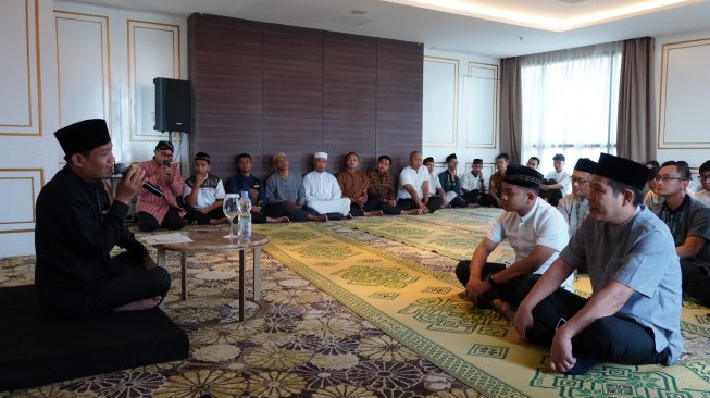  dilaksanakan secara internal pengajian karyawan dengan menghadirkan ustadz H. Heriyanda Falitehah sebagai pembicara, dan diikuti oleh karyawan beserta jajaran manajemen hotel (7/12).