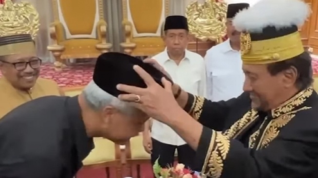 Ganjar Pranowo saat kunjungi Kerajaan Kutai Kartanegara (Instagram)