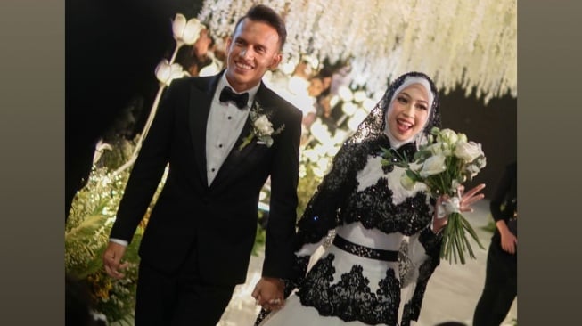 Gaun Pengantin Hitam Putih Adiba Khanza Rancangan Ivan Gunawan Jadi Sorotan: Bajunya Unik