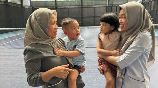 Tak Kalah dari Ameena, La Lembah Anak Selvi Ananda Punya Sepatu Harganya Nggak Kaleng-kaleng