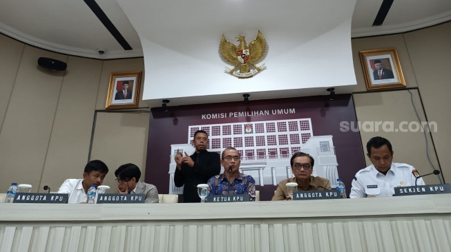 Ketua Komisi Pemilihan Umum (KPU) Hasyim Asy'ari (tengah) saat memaparkan soal segmen dalam debat perdana Capres pada Rabu (12/12/2023). (Suara.com/Dea)