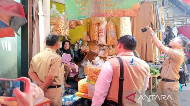 Gelar Sidak, Pemkot Solo Sita Makanan Kedaluwarsa di Pasar Tradisional dan Pusat Oleh-Oleh