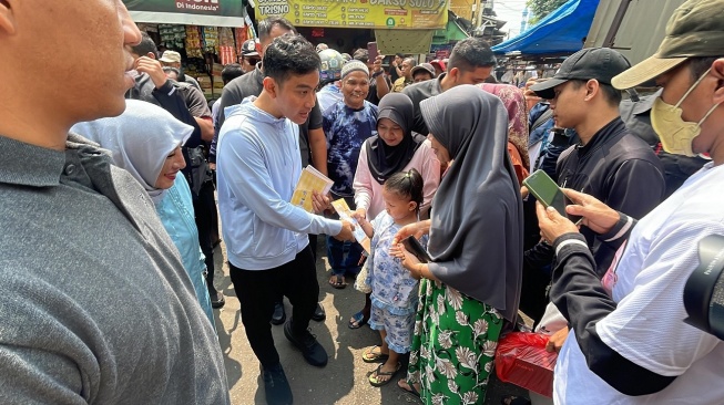 Calon wakil presiden nomor urut 2, Gibran Rakabuming Raka blusukan ke Pasar Rumput, Jakarta Selatan, Senin (11/12/2024). [Suara.com/Novian] 