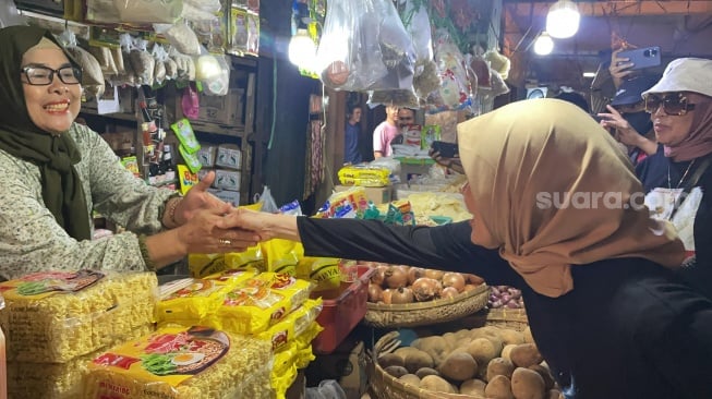 Istri calon presiden nomor urut 3 Ganjar Pranowo, Siti Atikoh, melakukan blusukan di Pasar Rau Kota Serang, Banten, Senin (11/12/2023). (Suara.com/Bagaskara)