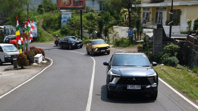Mitsubishi XForce saat melibas tikungan di area dataran tinggi Kopeng, Salatiga, Jateng pada Jumat (8/12/2023). [Dok MMKSI]