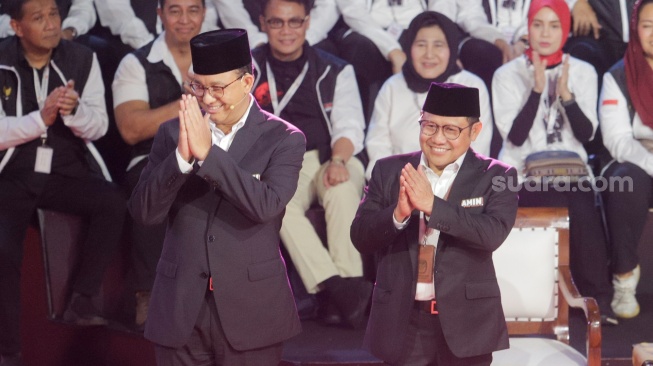 Capres dan cawapres nomor urut satu Anies Baswedan dan Muhaimin Iskandar saat debat perdana Capres dan Cawapres 2024 di Gedung KPU, Jakarta, Selasa (12/12/2023). [Suara.com/Alfian Winanto]