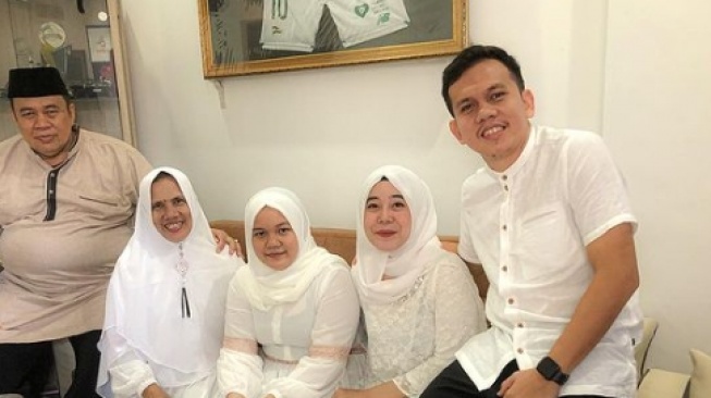 Adik Egy Maulana Vikri, Afifah Tahirah dan keluarga. (Instagram/@yusrizal_muzakki)