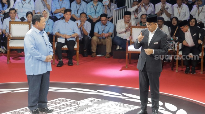 Capres nomor urut dua Prabowo Subianto (kiri), Capres nomor urut satu Anies Baswedan (kanan) beradu gagasan dalam debat perdana Capres dan Cawapres 2024 di Gedung KPU, Jakarta, Selasa (12/12/2023). [Suara.com/Alfian Winanto]