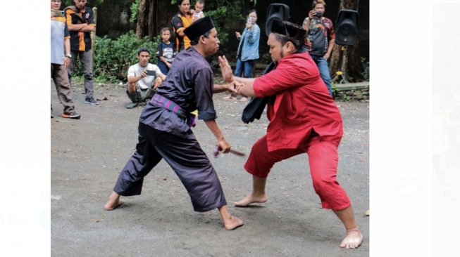 Acara silat dan berbalas pantun dalam ulang tahun dua dekade HMPC [HMPC].