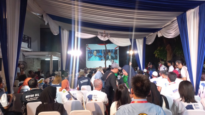 Pendukung Anies menggelar Nobar di Sekretariat AMIN yang berada di Jalan Imam Bonjol, Jakarta, Selasa (12/12/2023). [Suara.com/Fakhri]