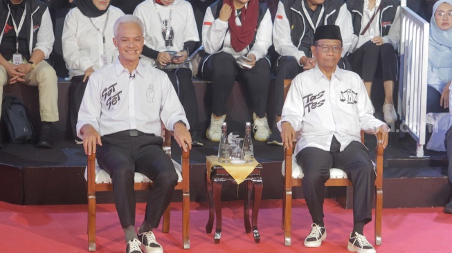 Ramah Kantong, Segini Harga Sepatu Ganjar Pranowo-Mahfud MD saat Debat Capres Perdana