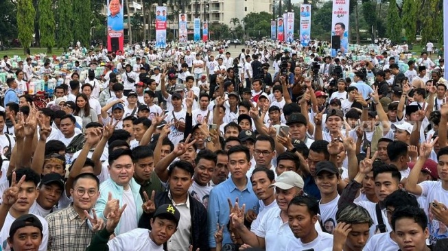Cawapres Gibran saat hadir di acara deklarasi para pedagang kopi keliling alias starling di Jakarta. Acara deklarasi pedagang starling kepada Prabowo - Gibran itu digelar di Parkir Timur GBK, Senayan, Jakarta. (Suara.com/M Yasir)