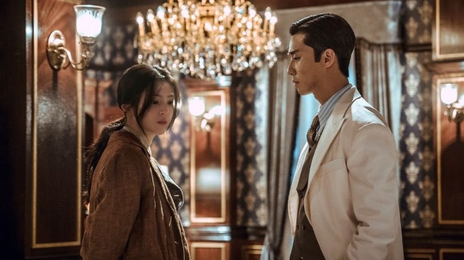 Bakal Tayang Bulan Ini, Intip 8 Potret Park Seo Joon di Gyeongseong Creature