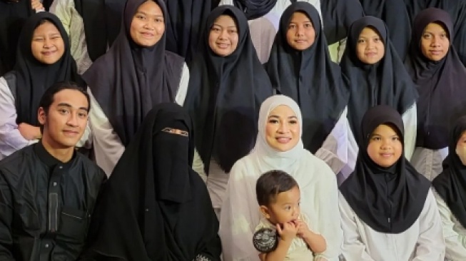 Potret kedekatan istri Haji Isam Nursam Jhonlin dan Umi Pipik. (Instagram/@_ummi_pipik)