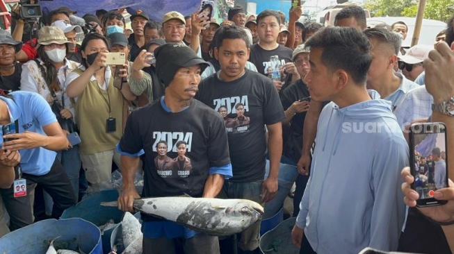 Calon wakil presiden atau cawapres nomor urut 2 Gibran Rakabuming Raka menemui nelayan di Pasar Ikan Modern Muara Baru, Penjaringan, Jakarta Utara, Selasa (12/12/2023). (Suara.com/M Yasir)