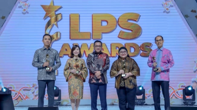 Para peraih penghargaan di Acara LPS Award 2023 di Hotel Fairmount, Jakarta, Rabu (6/12/2023). [Foto dok. LPS]