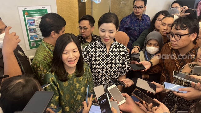 CEO Tokopedia, Melissa Siska Juminto (kiri) dan Direktur Eksekutif E-Commerce TikTok Indonesia, Stephanie Susilo (kanan) saat ditemui di Tokopedia Tower, Jakarta, Selasa (12/12/2023). [Suara.com/Dicky Prastya]