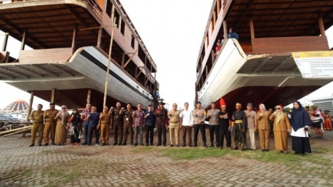 Dinas Pariwisata Kota Makassar menghadirkan dua kapal Pinisi untuk tujuan wisata di Kota Makassar, Senin 11 Desember 2023 [SuaraSulsel.id/Humas Pemkot Makassar]