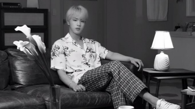 Review Lagu Jin BTS 'Epiphany', Mengenal Lebih Dalam tentang Diri Sendiri