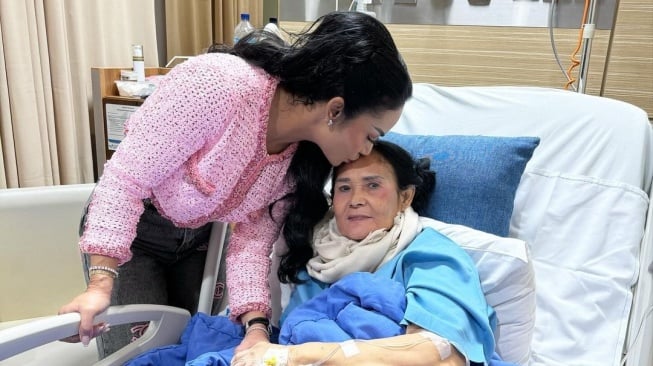 Ibu Kris Dayanti dirwati di rumah sakit (Instagram/@krisdayantilemos)