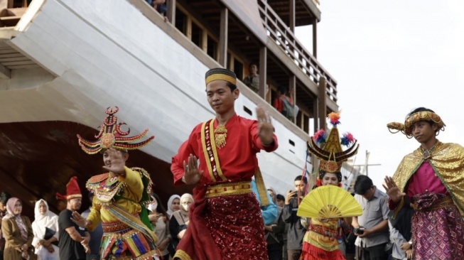 Ritual Annyorong Lopi, Kearifan Lokal Bugis dalam Peluncuran Kapal Pinisi di Pantai Losari Makassar