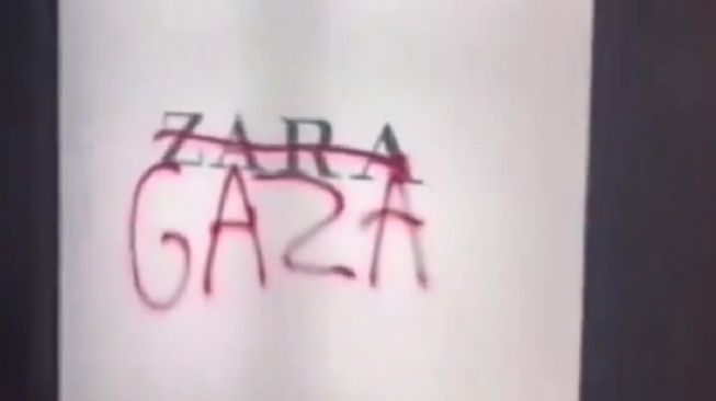 Pendukung Palestina mencoret tulisan Zara dan menggantikannya dengan Gaza usai munculnya iklan yang dinilai menghina korban genosida Gaza. [X.com]