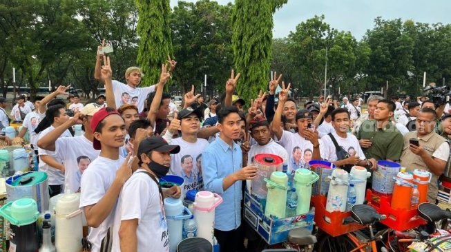 Sambil Nyicip Kopi Hitam, Gibran Bagi-bagi Gantungan Kunci 'Upin-Ipin' ke Ribuan Pedagang Starling di GBK