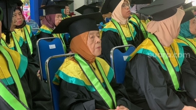 Lansia Berusia 89 Tahun di Banjarnegara Diwisuda, Semangat Belajar di Masa Senja
