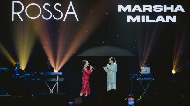 Rossa menggandeng penyanyi Marsha Milan saat menggelar konser di Sabah, Malaysia pada 8 Desember 2023. [dokumentasi pribadi]
