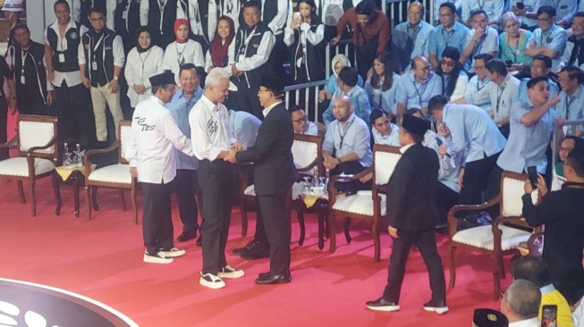 Jelang Debat Perdana, Pasangan Capres-Cawapres Saling Berjabat Tangan di Arena
