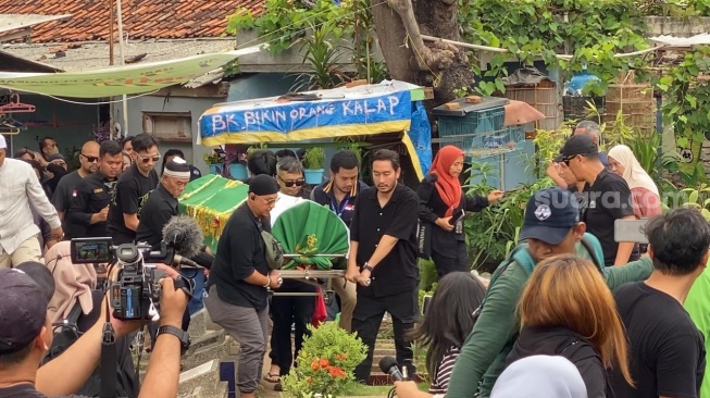 Suasana pemakaman ibu Jeje Govinda, Farida Budyarti di TPU Cipinang Hanafi, Jakarta, Selasa (12/12/2023) [Suara.com/Adiyoga Priyambodo]