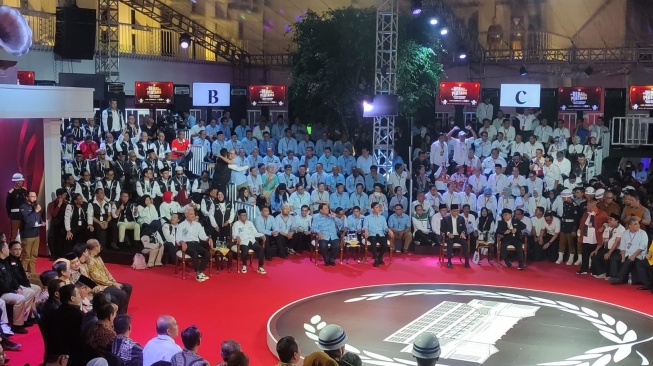 Debat Perdana Pilpres 2024 Baru Dimulai, Dibuka dengan Lagu Indonesia Raya yang Eror