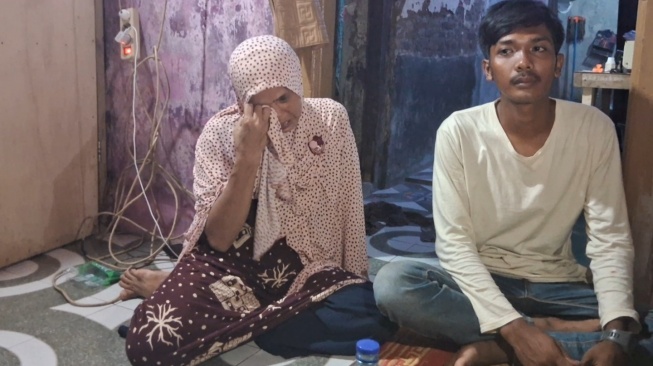 Istri Muhyani, Rosehah menangis menginginkan suaminya dibebeaskan lantaran suaminya hanya membela diri hingga penyebabkan pencuri kambing tewas. [SuaraBanten.id/Yandi Sofyan]