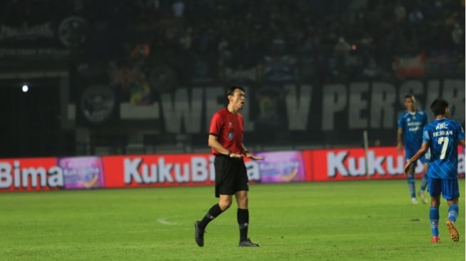 BRI Liga 1: Guna Tingkatkan Kualitas, PSSI Kolaborasikan Wasit Lokal dan Asing