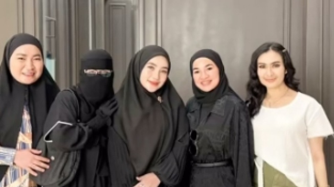 Potret kedekatan istri Haji Isam Nursam Jhonlin dan Umi Pipik. (Instagram)