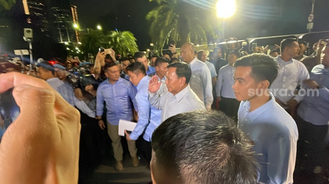 Detik-detik Debat Capres di KPU: Prabowo Beri Hormat, Gibran Pegang Secarik Kertas dan Pulpen