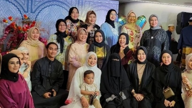 Potret kedekatan istri Haji Isam Nursam Jhonlin dan Umi Pipik. (Instagram)