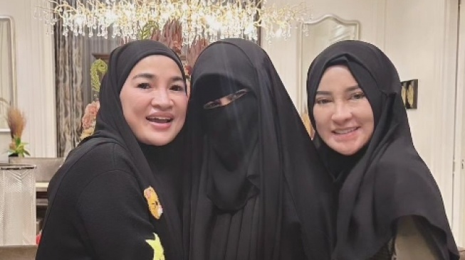 Potret kedekatan istri Haji Isam Nursam Jhonlin, Pipik dan Shandy Purnamasari. (Instagram/@_ummi_pipik)