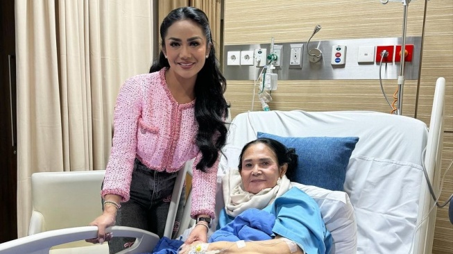 Ibu Kris Dayanti dirwati di rumah sakit (Instagram/@krisdayantilemos)