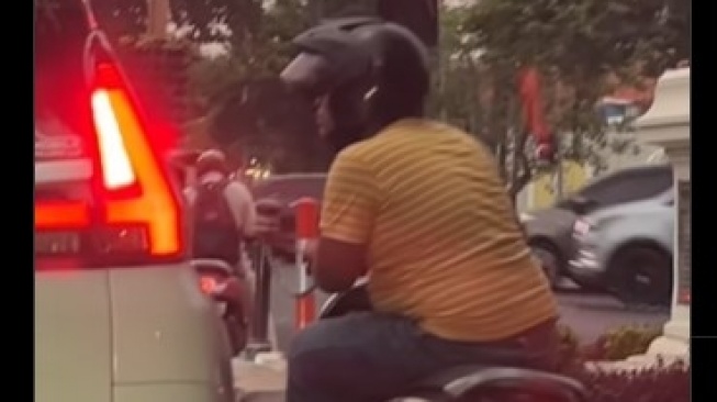 Viral Pemotor Surabaya Ketok Kaca Mobil di Lampu Merah, Diduga Paksa Minta Uang