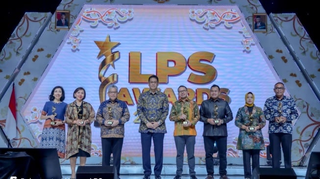 Ketua Dewan Komisioner LPS, Purbaya Yudhi, foto bersama para peserta peraih pengharagaan di Acara LPS Award 2023 di Hotel Fairmount, Jakarta, Rabu (6/12/2023). [Foto dok. LPS]