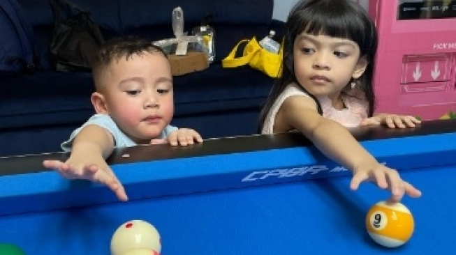 Potret Gemas La Lembah Manah dan Rayyanza Main Bareng, Sama-Sama Pakai Baju Harga Rp 400 Ribuan