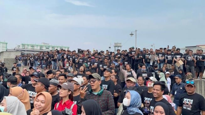 Warga membludak saat Cawapres Gibran kunjungi Pasar Ikan Muara Baru, Jakut. (Suara.com/M Yasir)
