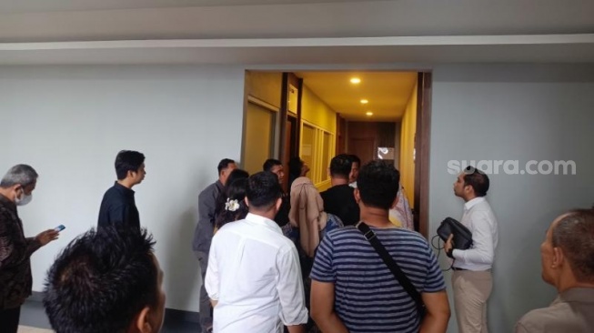Polisi melakukan pemeriksaan di dalam Kampus UNPRI Medan. [Suara.com/M Aribowo]