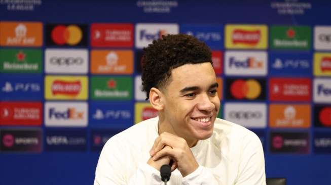 Gelandang serang Bayern Munich, Jamal Musiala menghadiri konferensi pers jelang laga Liga Champions kontra Manchester United di Stadion Old Trafford, Manchester, Inggris. [Darren Staples / AFP]