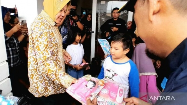 Menteri Sosial Tri Rismaharini Kunjungi anak-anak korban banjir di Ketapang (Dok. Antara)