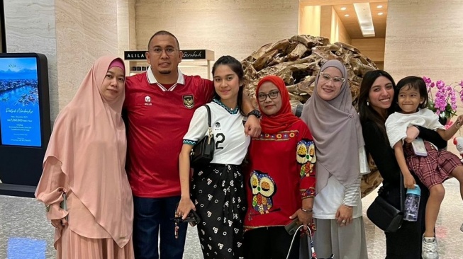 Anggita Gafli alias Bunda Anggie bersama istri Pratama Arhan, Azizah Salsha, dan keluarganya. (Instagram/@anggita_galfi)