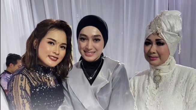 Santyka Fauziah kondangan bareng Sule (TikTok/@santykasulefauziah)