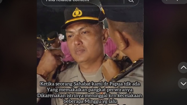 Momen Mengharukan, Rekan-rekan Polri Pasang Pangkat Perwira untuk Sahabatnya yang ditinggal Istri